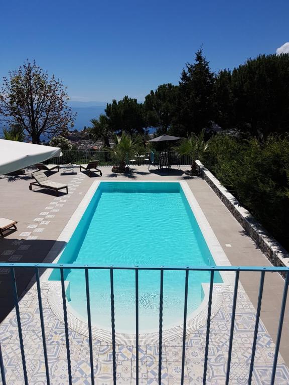 una piscina en el balcón de una casa en Casa Masaria, en Lipari