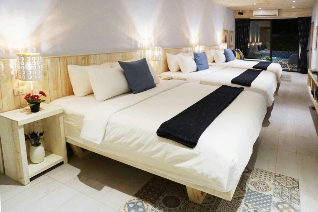 Letto o letti in una camera di 湛藍海岸民宿 Azure-零泊預約居-這個夏天有點藍--墾丁南灣沙灘-可包棟-國旅卡其他業別