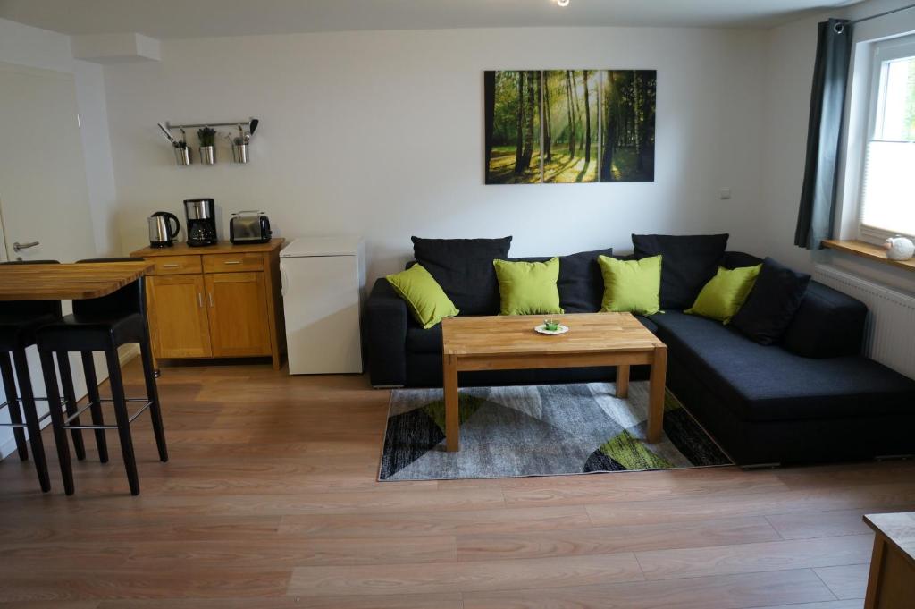 a living room with a couch and a table at gemütliche Ferienwohnung in der Lüneburger Heide in Schneverdingen