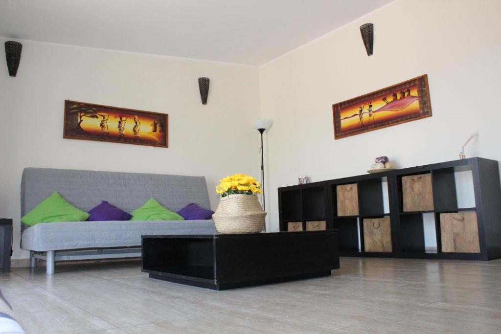 Area soggiorno di L'occhio sul Vesuvio appartamento con terrazza privata e casa vacanza senza terrazza privata