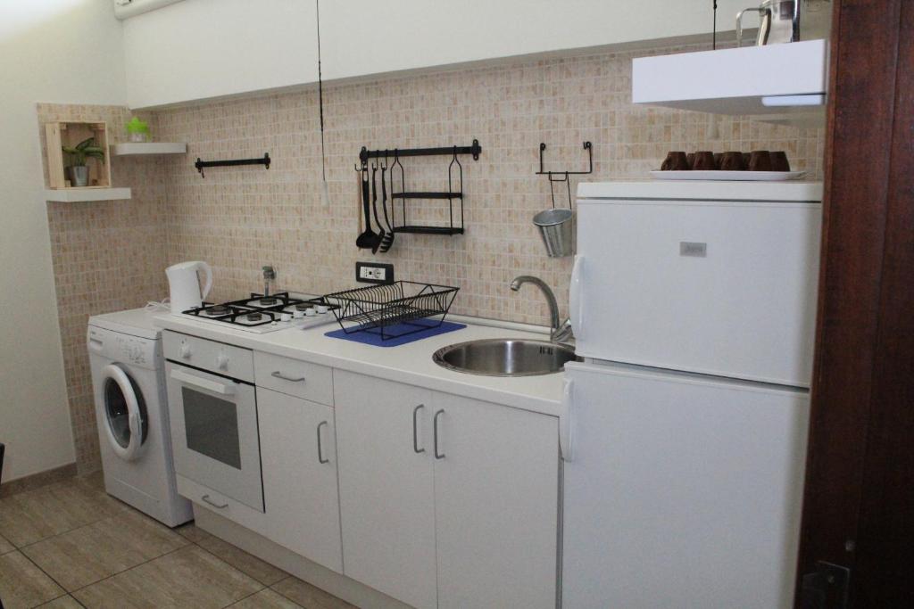 Cucina o angolo cottura di L'occhio sul Vesuvio appartamento con terrazza privata e casa vacanza senza terrazza privata