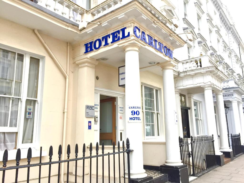 uma placa de hotel na frente de um edifício em Carlton Hotel em Londres