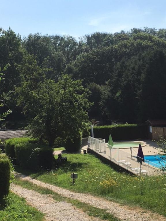 Bazén v ubytování Domaine du Blanc Pignon nebo v jeho okolí