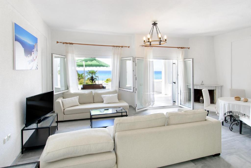 TV a/nebo společenská místnost v ubytování Beach front villa