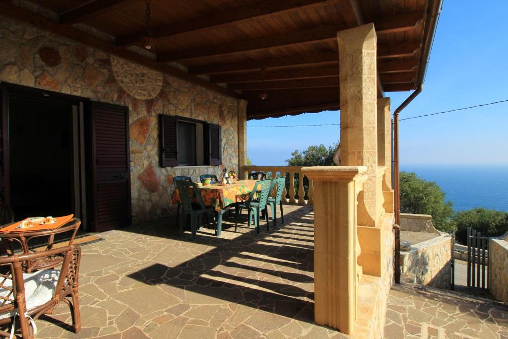 ガリアーノ・デル・カーポにあるForesta Forte - Cioloの家のパティオ(テーブル、椅子付)
