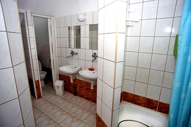 y baño con lavabo, aseo y espejo. en Schronisko młodzieżowe w Jabłonkach, en Jabłonki