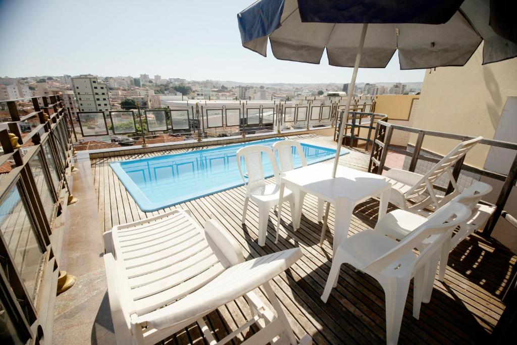 Вид на бассейн в Galatas Central Hotel или окрестностях