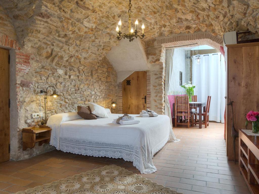 una camera con un letto in una parete in pietra di Can Barrull-Costa Brava-Emporda a Sant Feliu de Boada