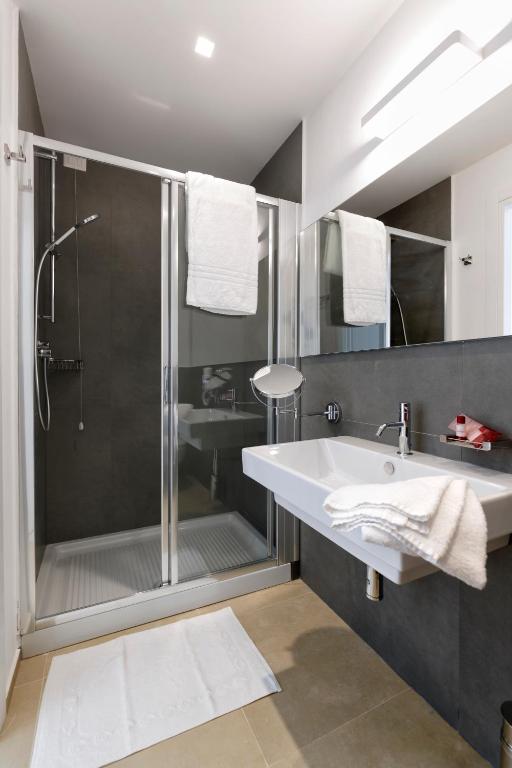 W łazience znajduje się prysznic, umywalka i przeszklona kabina prysznicowa. w obiekcie Southeast Hotel w mieście Chiaramonte Gulfi