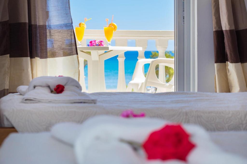 ラガナスにあるVilla Dorisのベッドルーム1室(ベッド2台付)が備わるアパートメントで、海の景色を望めます。