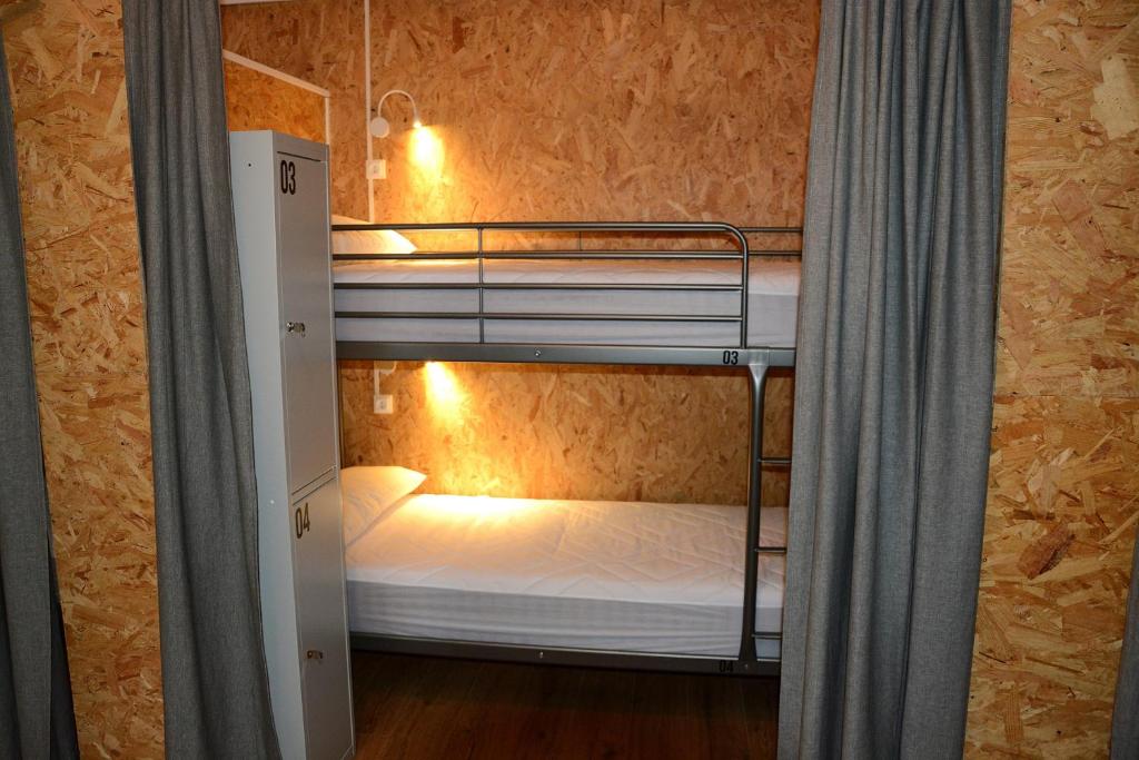 kilka łóżek piętrowych w małym pokoju w obiekcie A Conserveira w mieście Redondela