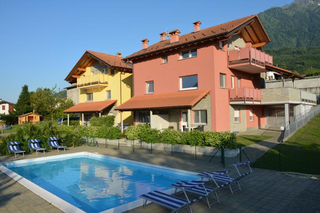 Bazén v ubytování Residence Girasole Casa Gialla nebo v jeho okolí