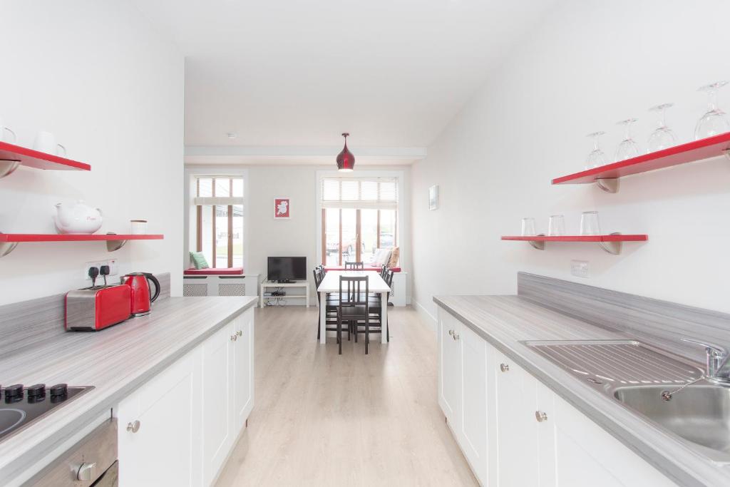 Kuchyň nebo kuchyňský kout v ubytování Garryvoe Beach Homes