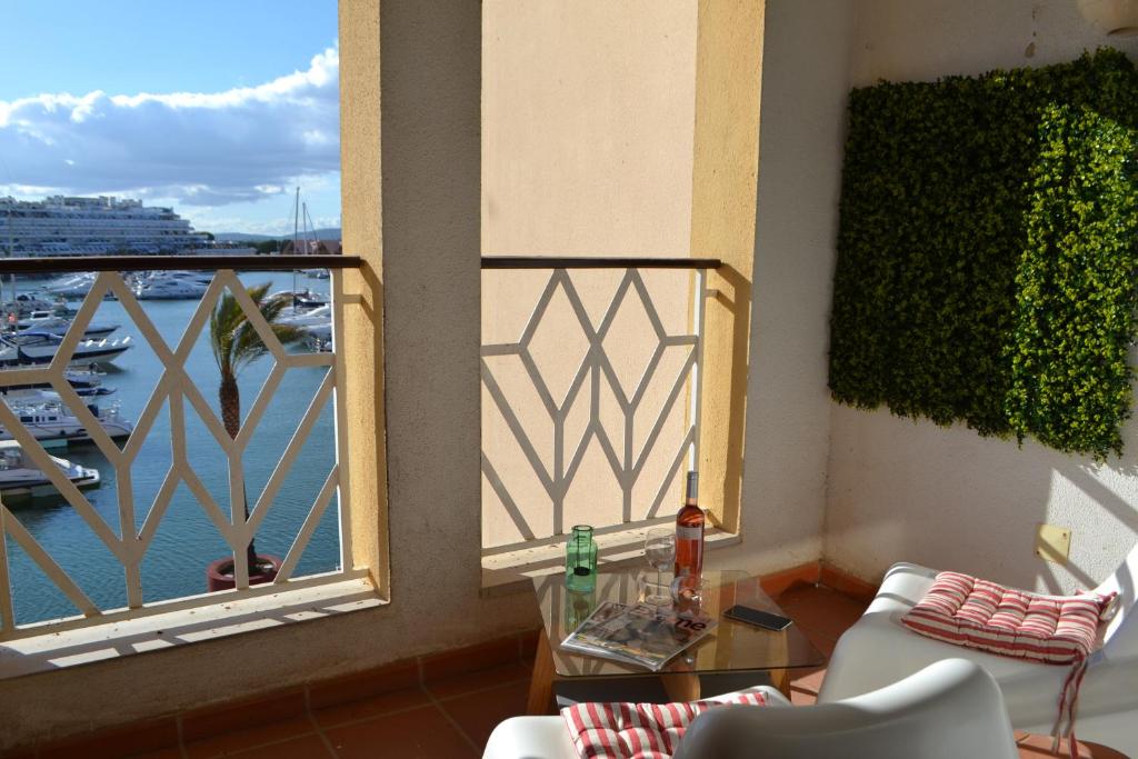クアルテイラにあるTP MARINA 27, Vilamoura View Apartmentの水辺の景色を望むバルコニー付きの客室です。