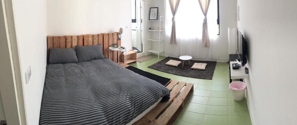 Postel nebo postele na pokoji v ubytování Memory Traveler沐森旅宿無接待毛小孩