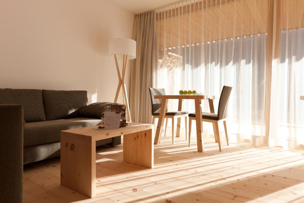 Posezení v ubytování Relais & Châteaux IN LAIN Hotel Cadonau