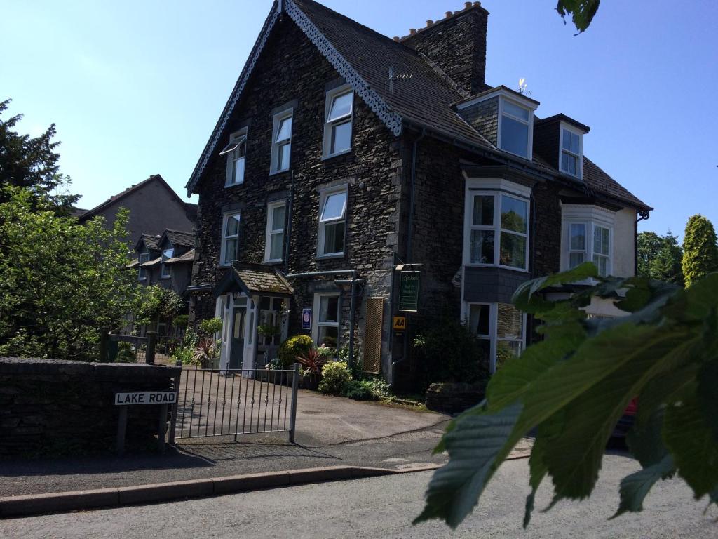 une grande maison avec une porte en face dans l'établissement Rocklea Guest House, à Windermere