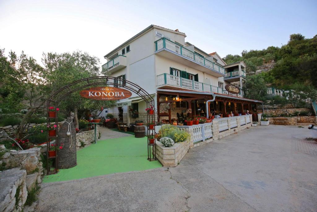 Apartment and rooms Roko