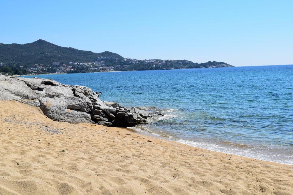 パレオ・ティフリキにあるPalio Villaの海を背景に広がる砂浜