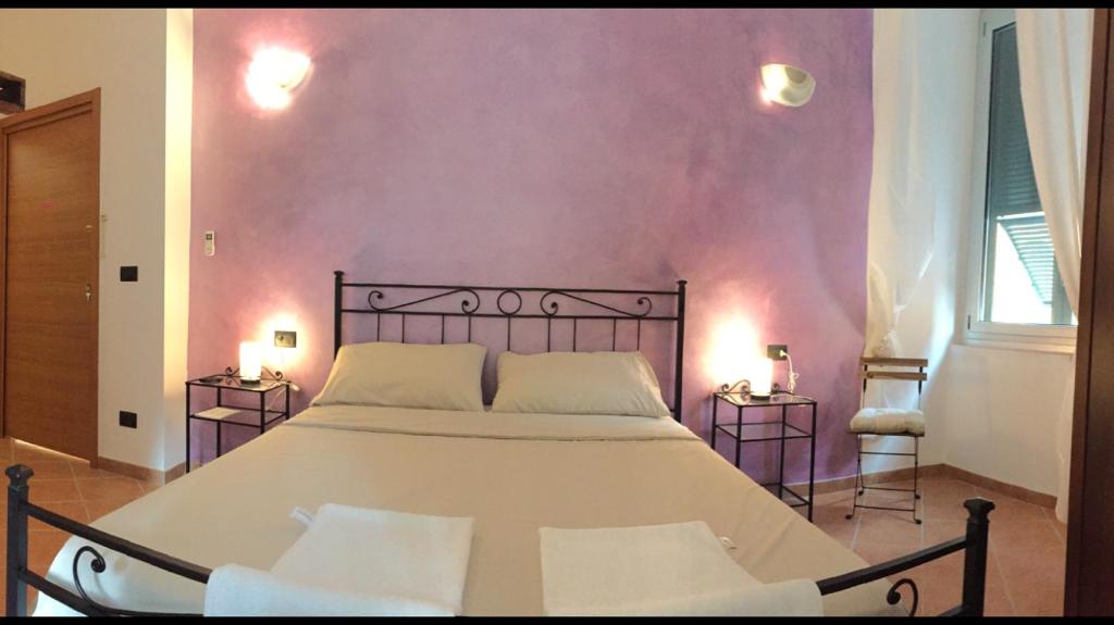 Postel nebo postele na pokoji v ubytování Guest House Virginia's Rooms-Private free Parking and Top Carignano District