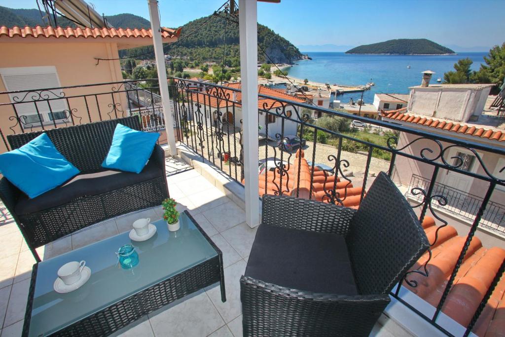 Un balcón con sillas y una mesa con vistas al océano. en Mariren, en Neo Klima