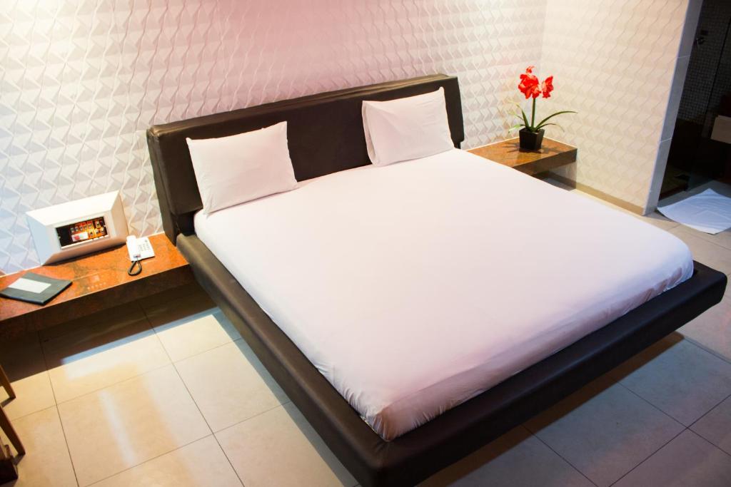  Platinum Motel (Adults Only)