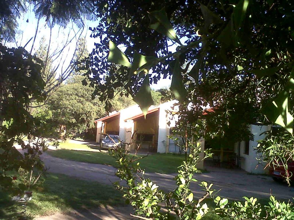 una casa con un patio delante de ella en Cabañas El Paraiso en San Marcos Sierras
