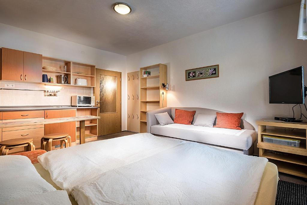 En eller flere senge i et værelse på ALMET štúdio 404