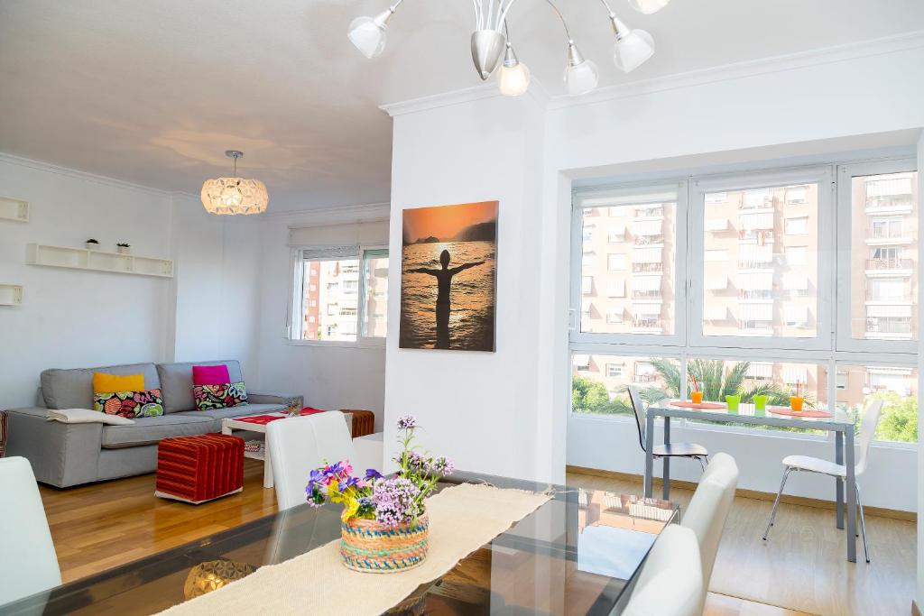 ein Wohnzimmer mit einem Tisch und einem Sofa in der Unterkunft Apartamento Vistahermosa in Alicante