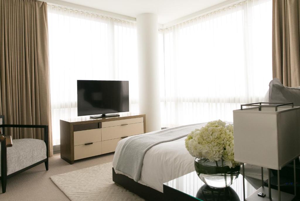 Uma TV ou centro de entretenimento em The Dominick Hotel