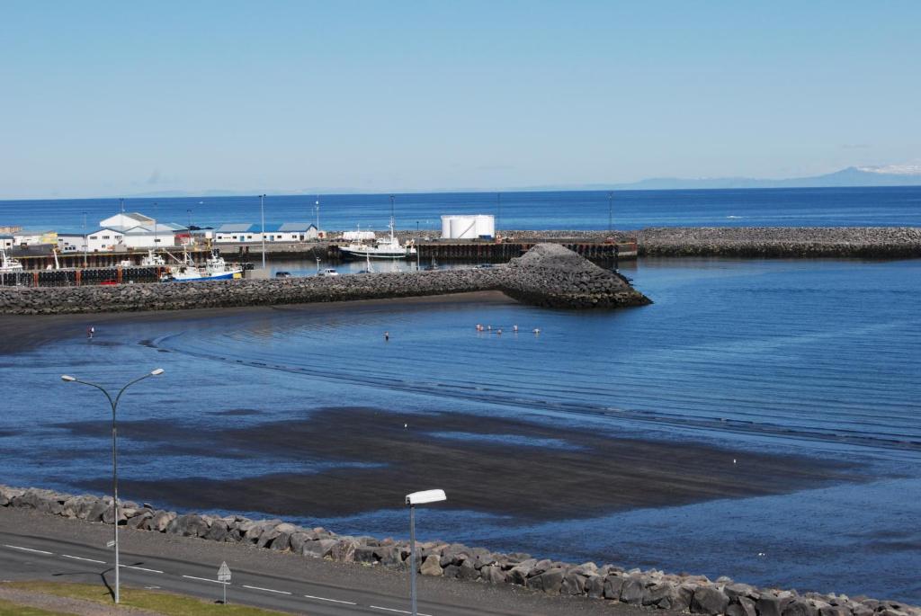 - une vue sur une étendue d'eau avec une jetée dans l'établissement Bikers Paradise, à Ólafsvík