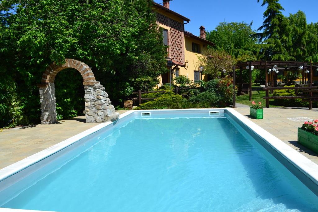 a swimming pool in a yard with a house at Il Fiorile in Borghetto Di Borbera