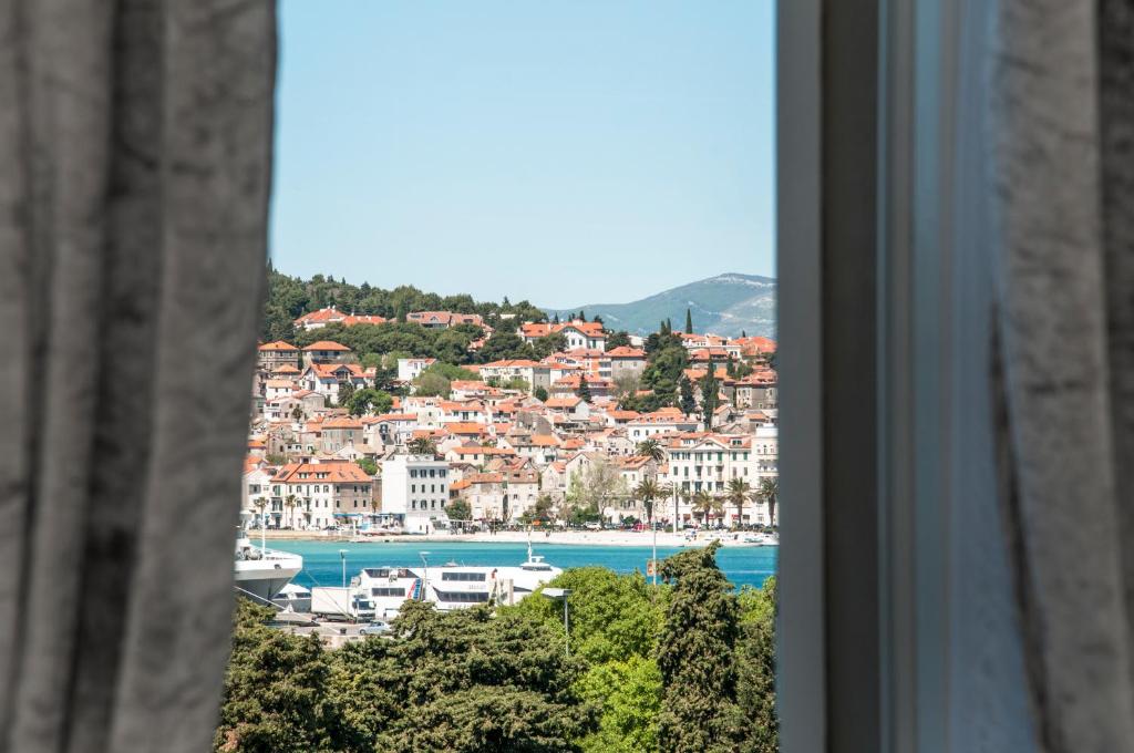 - Vistas a una ciudad con barcos en un puerto en Apartments Mihaela, en Split