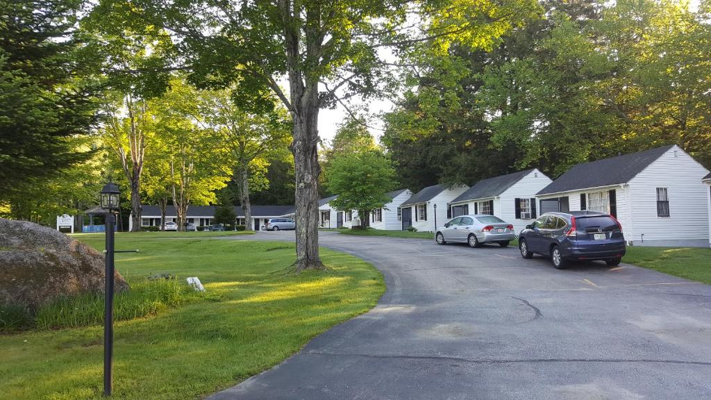 une rue avec des maisons et des voitures garées sur la route dans l'établissement Franconia Notch Motel, à Lincoln