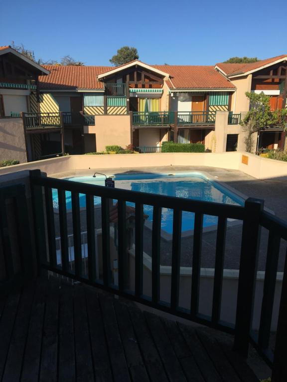 a view of a swimming pool from a balcony at Appart AQUITANIA, PLAGE in Capbreton