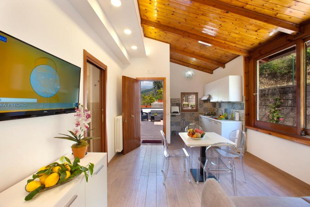 une cuisine et une salle à manger avec une table et des chaises dans l'établissement Appartamento degli Ulivi 2, à Sant'Agnello