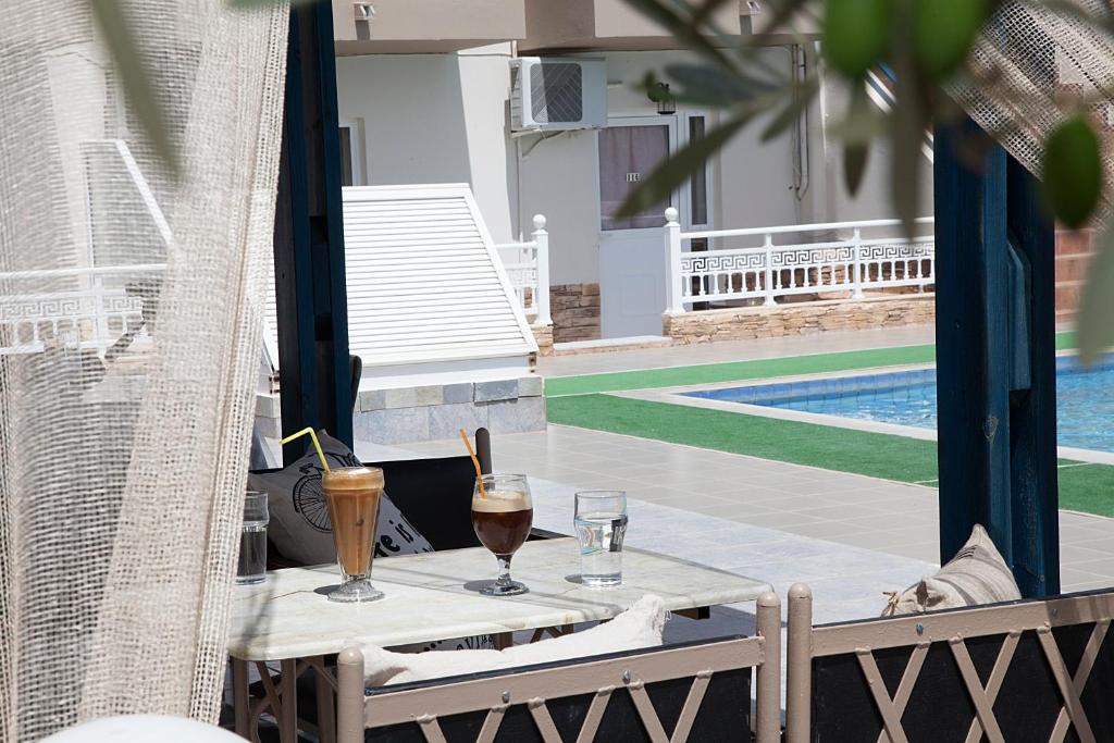Bazén v ubytování Hotel Athinoula nebo v jeho okolí