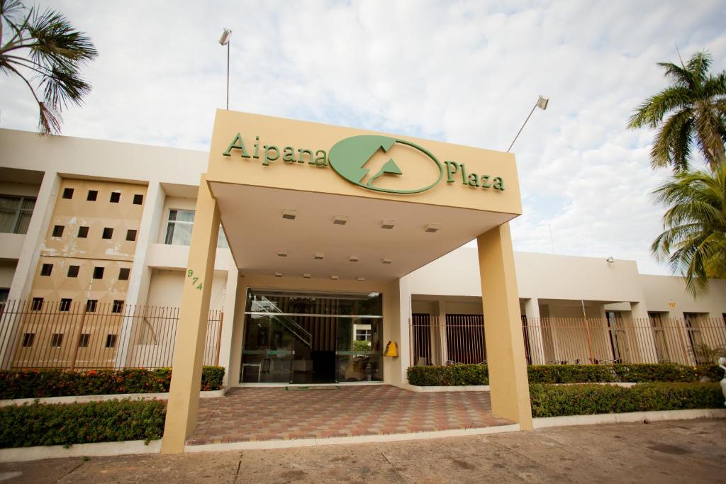 una señal para la clínica Aabetza frente a un edificio en Aipana Plaza Hotel, en Boa Vista