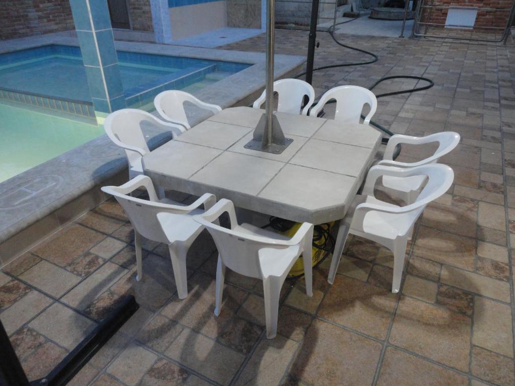 Bazén v ubytování Hotel Catala nebo v jeho okolí