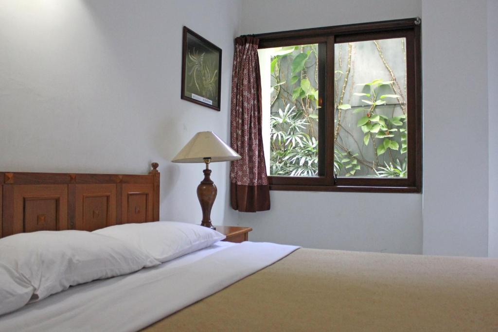 Postel nebo postele na pokoji v ubytování Hotel Winotosastro Garden
