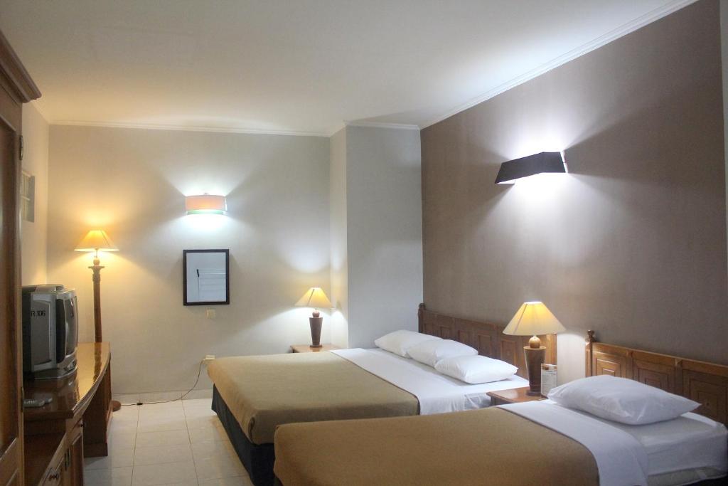 Postel nebo postele na pokoji v ubytování Hotel Winotosastro Garden
