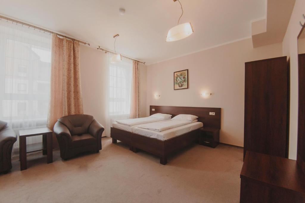 Postel nebo postele na pokoji v ubytování Hotel Cesarski - Kaiserhof