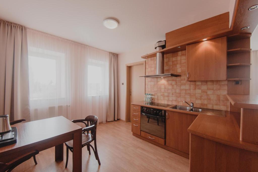 Kuchyň nebo kuchyňský kout v ubytování Hotel Cesarski - Kaiserhof