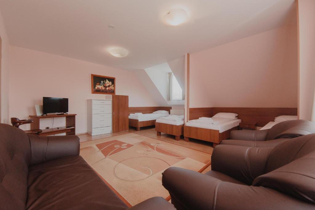 TV a/nebo společenská místnost v ubytování Hotel Cesarski - Kaiserhof