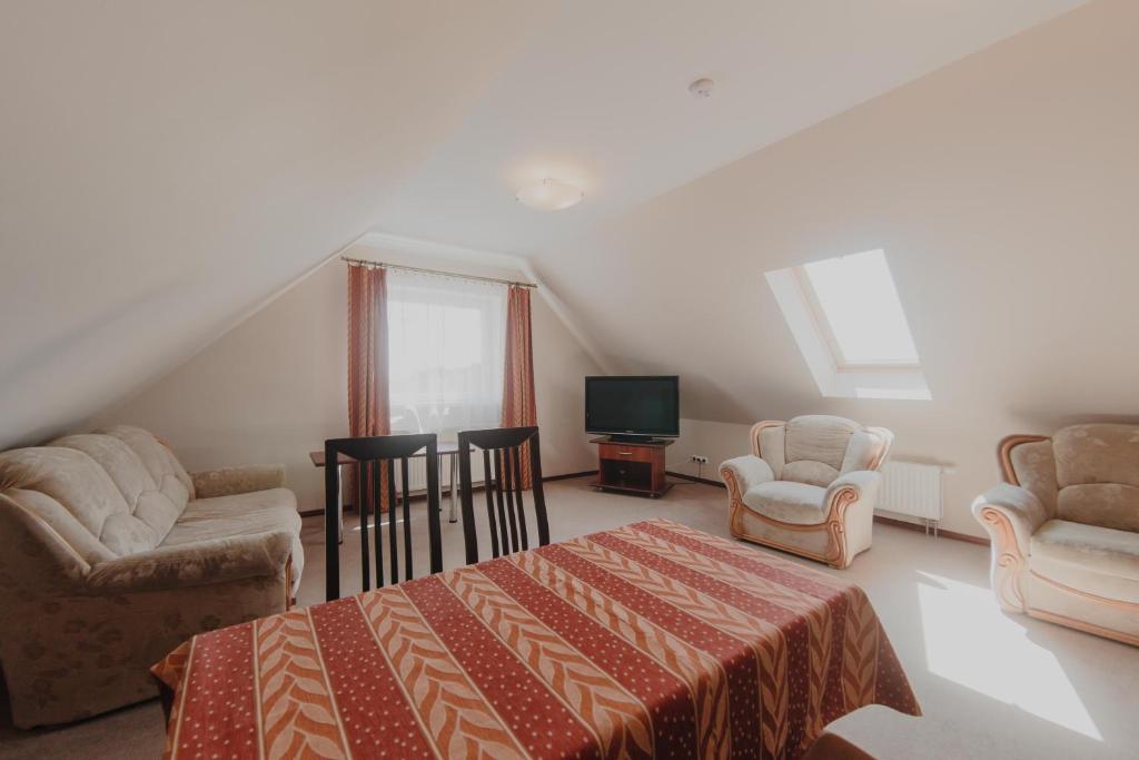 TV a/nebo společenská místnost v ubytování Hotel Cesarski - Kaiserhof