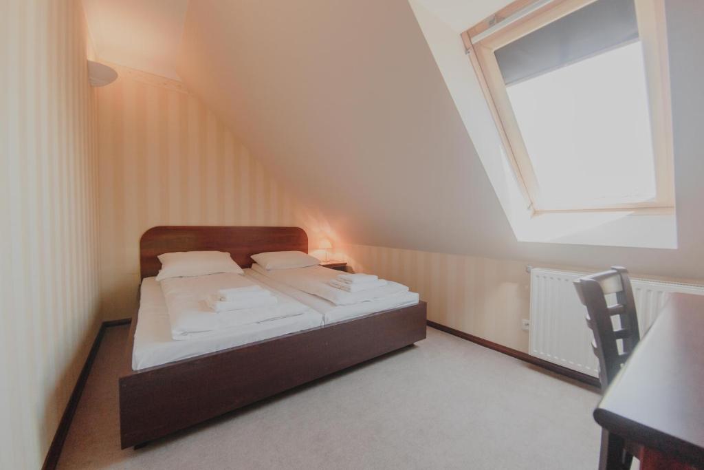 Postel nebo postele na pokoji v ubytování Hotel Cesarski - Kaiserhof