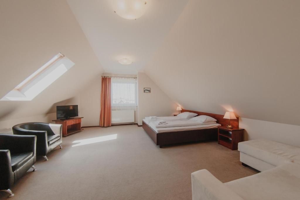 Postel nebo postele na pokoji v ubytování Hotel Cesarski - Kaiserhof
