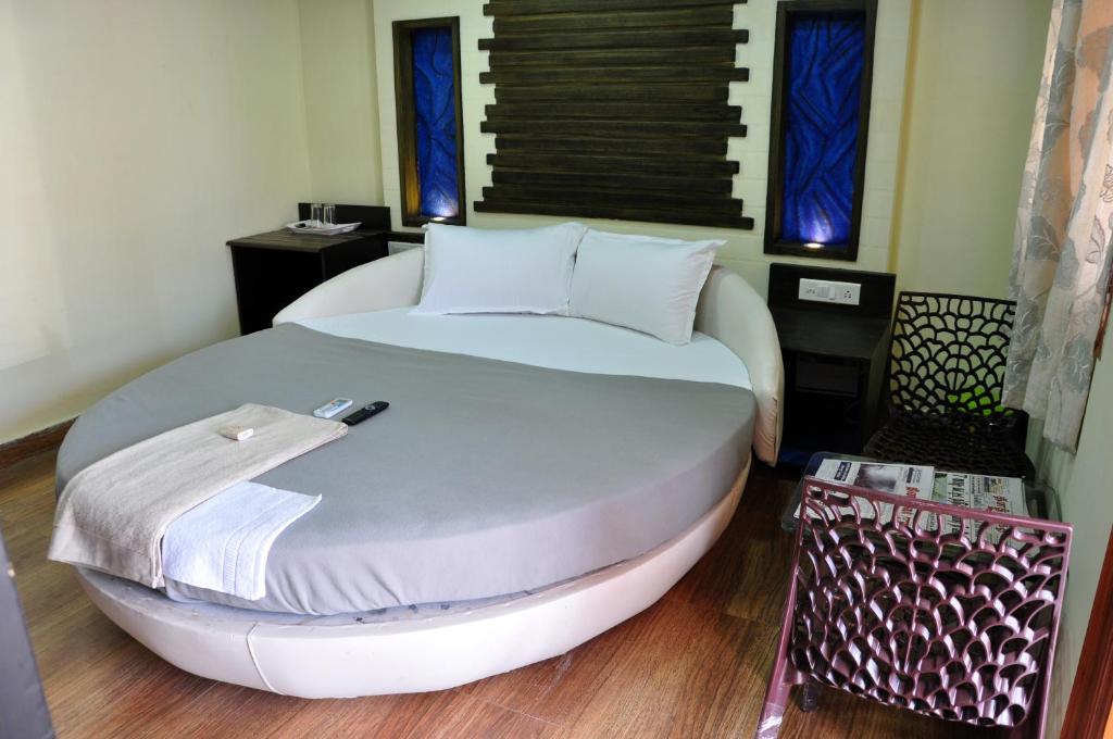Postel nebo postele na pokoji v ubytování Hotel Anandhiram Heritage