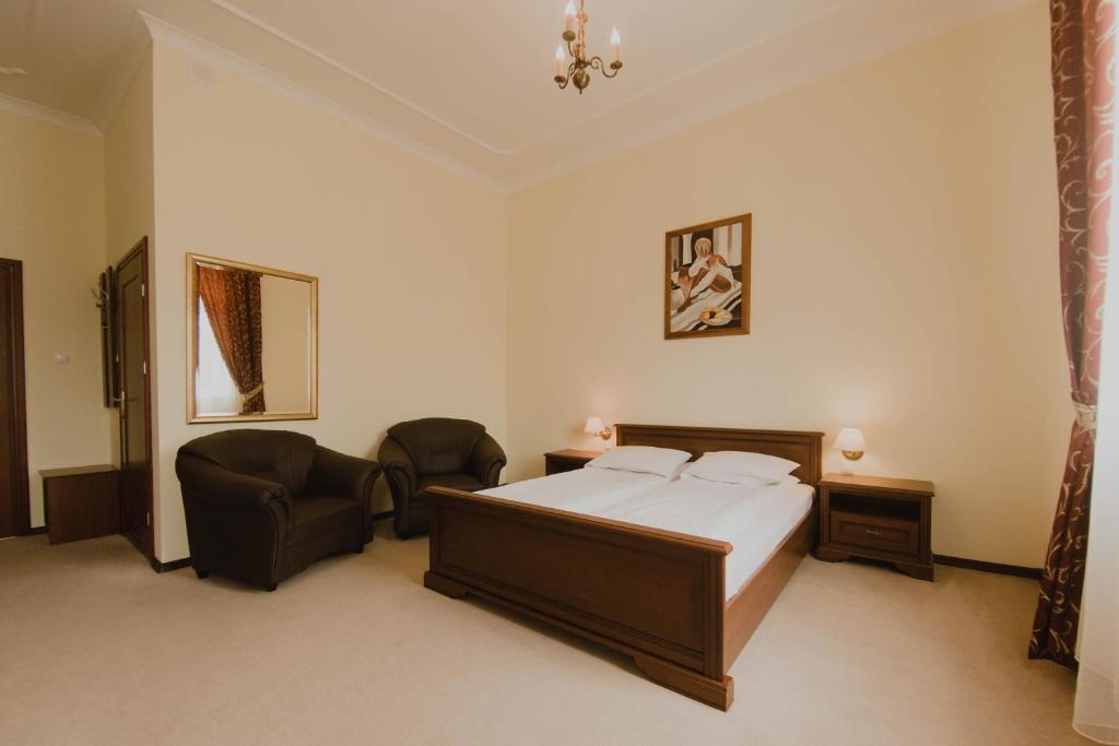 Postel nebo postele na pokoji v ubytování Hotel Cesarski - Kaiserhof