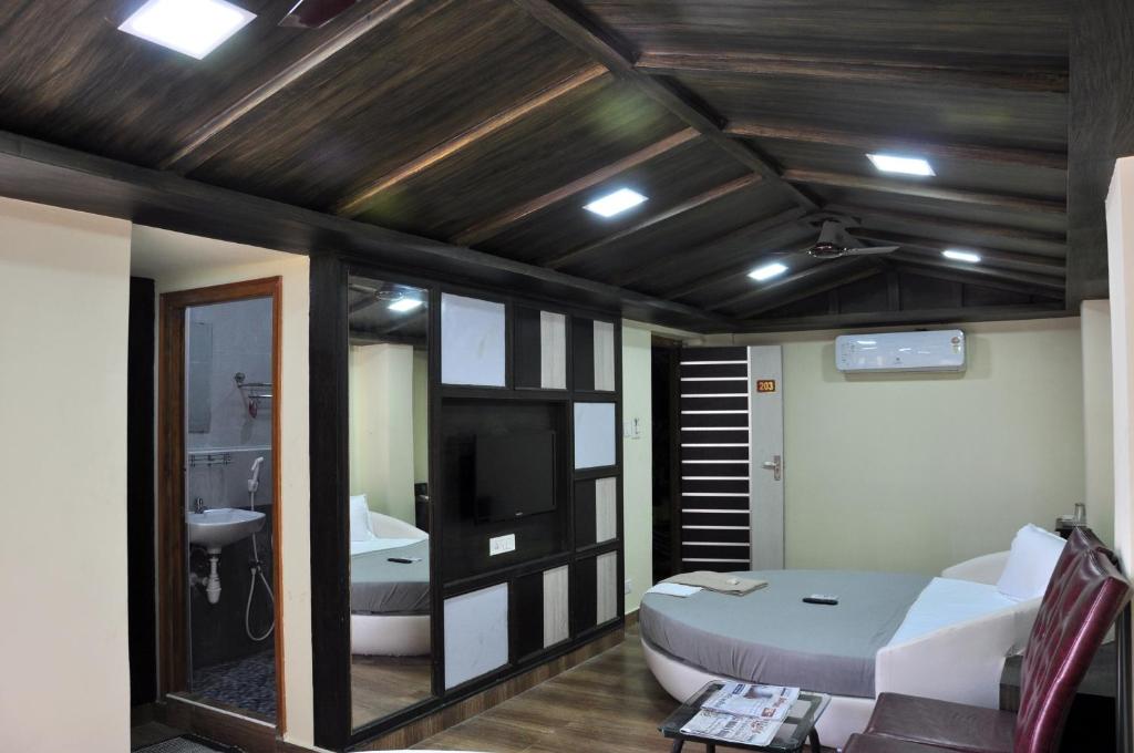 Postel nebo postele na pokoji v ubytování Hotel Anandhiram Heritage